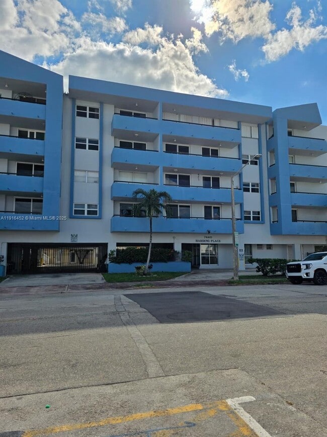 Foto del edificio - 7440 Harding Ave