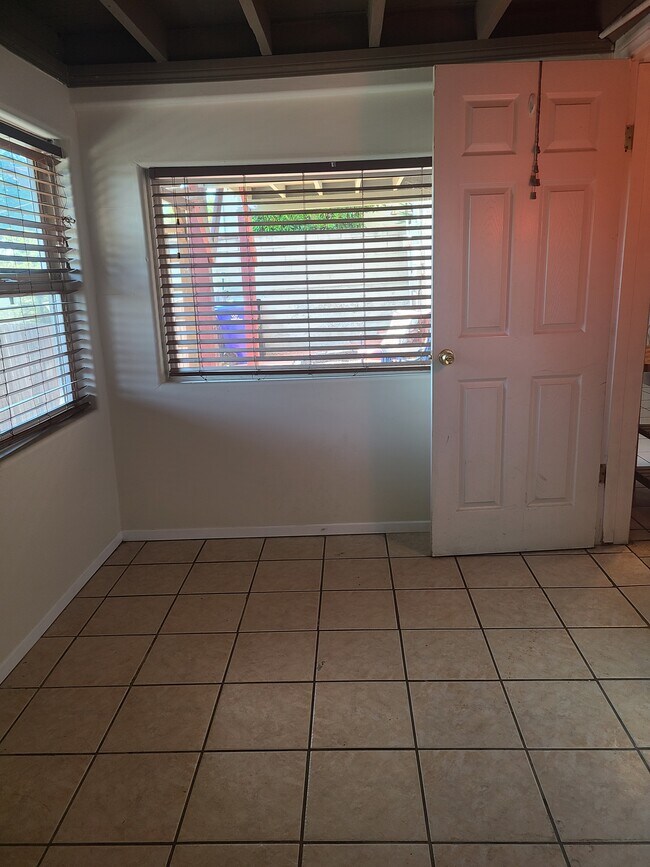 Foto del edificio - 5831 Adelaide Ave