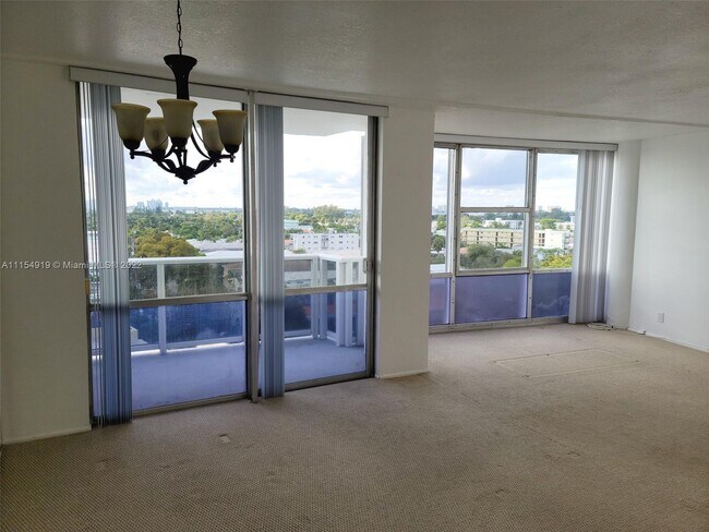 Building Photo - 900 Bay Dr