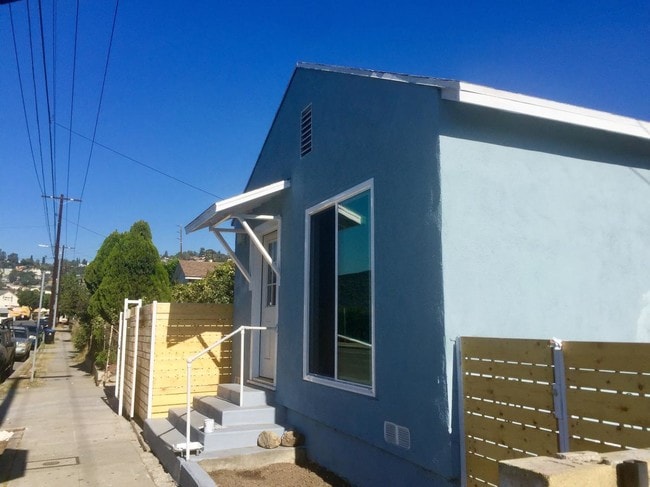 Building Photo - 661 W Ave 28