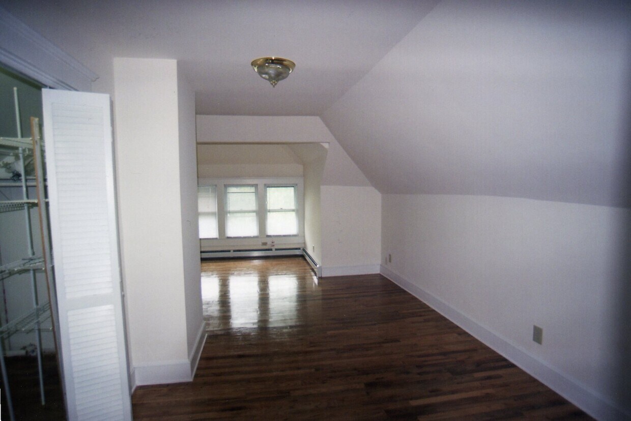 Primary Photo - 20 Maple St