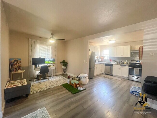 Foto del edificio - 3445 Belden St