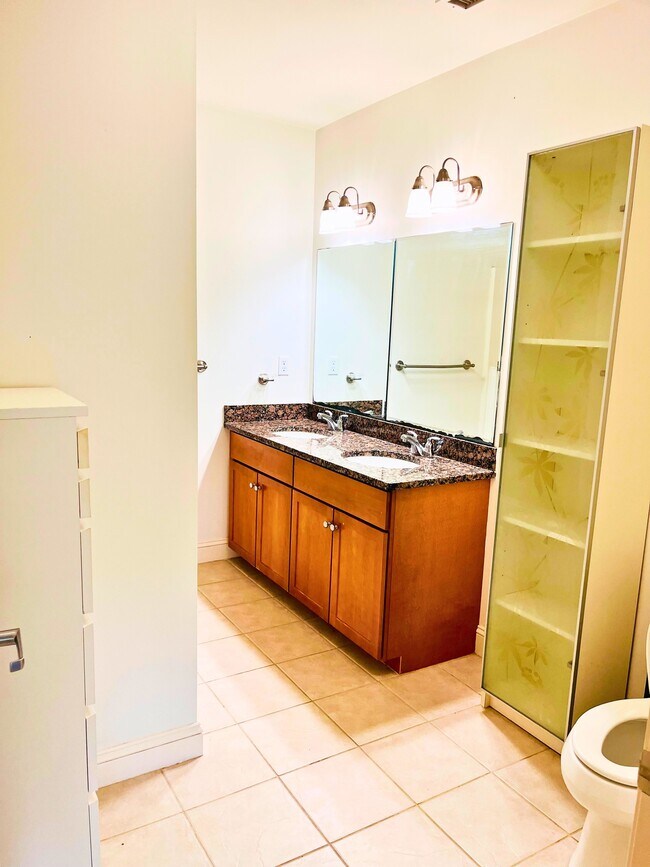 Baño adjunto con doble lavabo - 391 Pleasant St