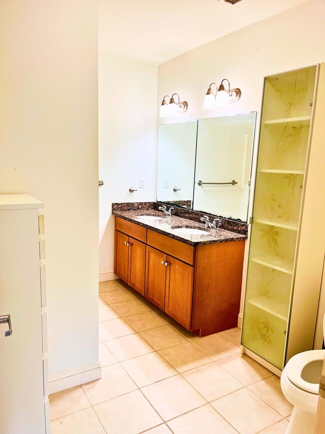 Double Sink attached bathroom - 391 Pleasant St