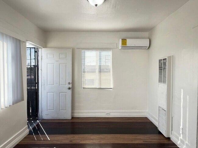 Foto del edificio - **2255 Linden Ave Long Beach** Downstairs 1 bedroom 1 bath !!2 weeks free OAC!!