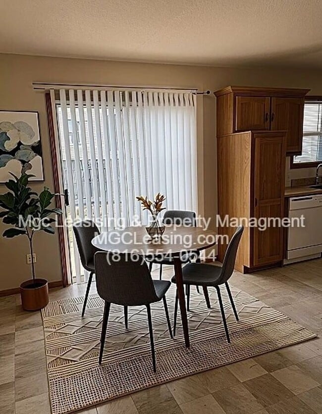 Building Photo - Experience the Lee's Summit Lifestyle in your spacious townhome!