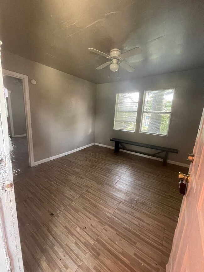 Building Photo - 2 bedroom One Bath Home For Rent