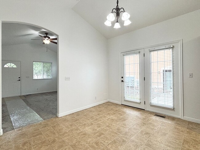 Building Photo - Beautiful Draper Townhome at Bella Monte!