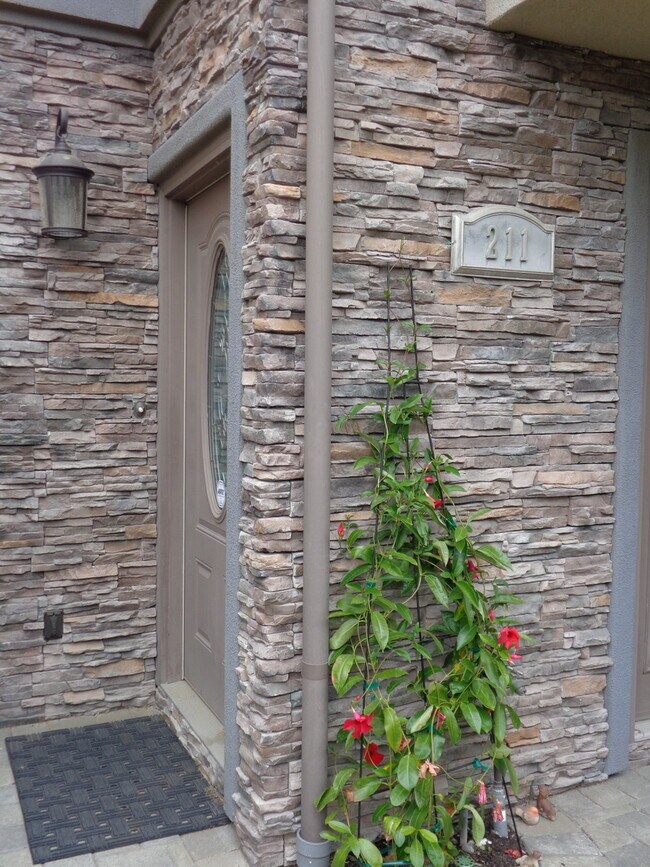 Foto del edificio - Three-story downtown home two blocks from ...