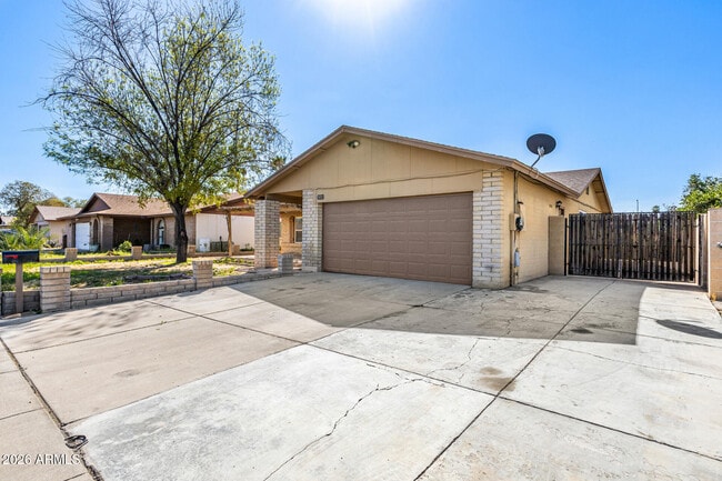 Building Photo - 5227 W Poinsettia Dr