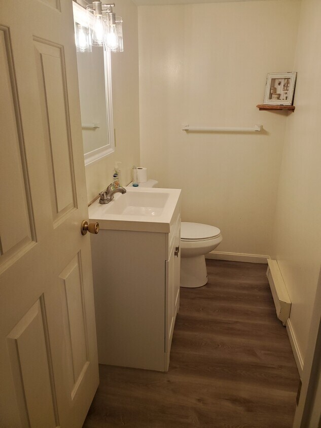 Baño remodelado en el primer piso - 44 Old Fuller Rd