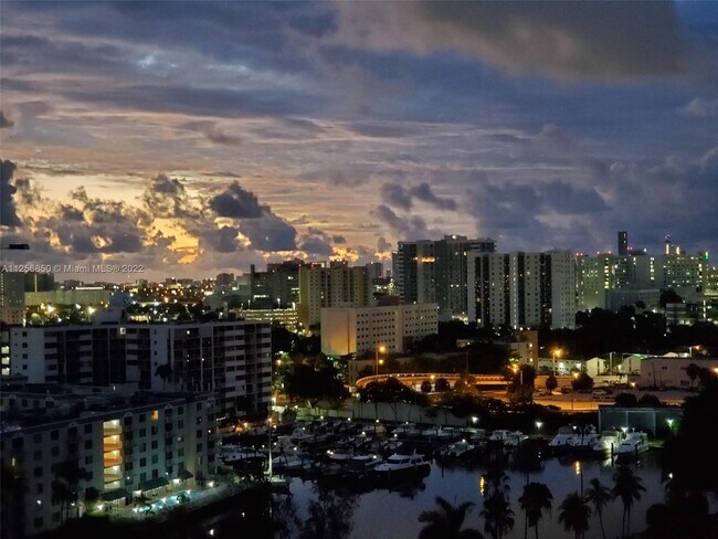 Foto del edificio - 1861 NW S River Dr
