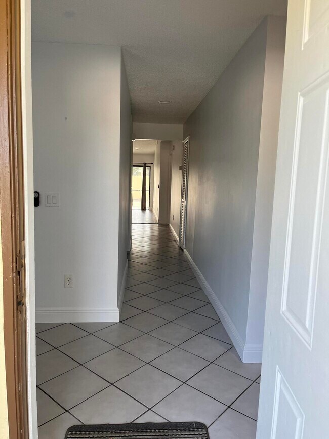 Building Photo - 1296 White Pine Dr