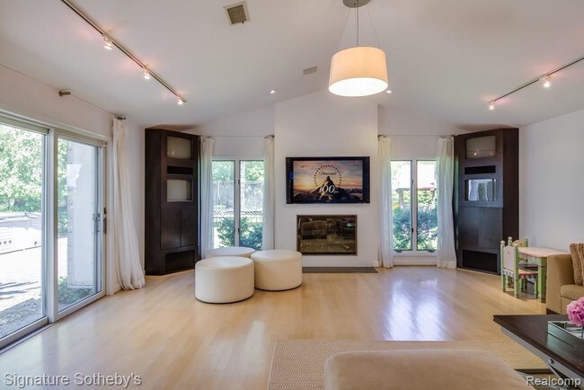 Foto del edificio - 5185 Longmeadow Rd