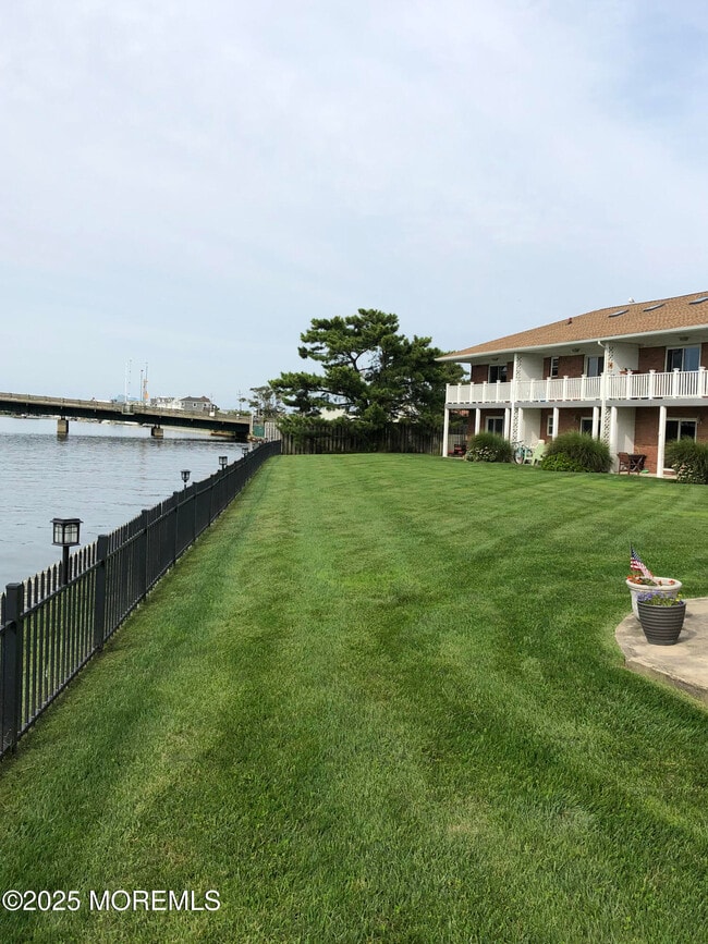 Building Photo - 2 Rumson Rd