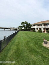 Building Photo - 2 Rumson Rd