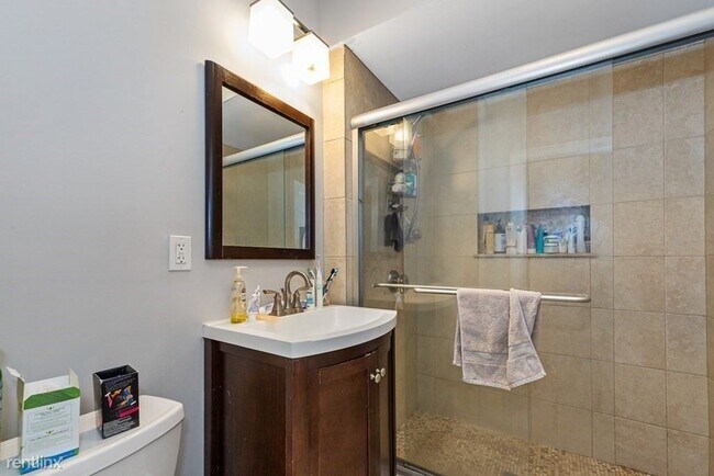 Foto del edificio - 5 br, 2 bath Triplex - 44 Hillside St # 303 3