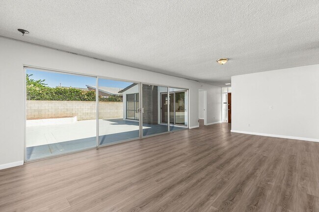 Foto del edificio - 4 Bedroom Home in Bay Park with Office and...