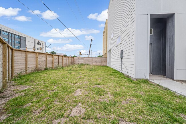 Building Photo - 3468 Bremond St