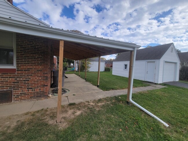 Building Photo - 2381 Lakewood Ave