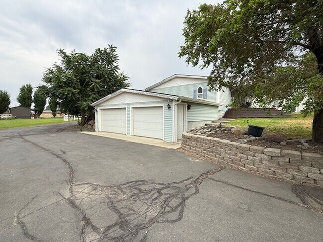 Foto del edificio - 3 Bedroom Home with Large Shop and Additional 2 Car Garage