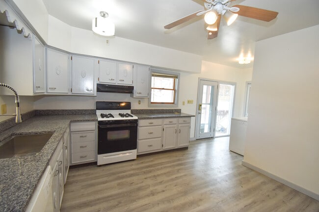 Kitchen - 1822 Crafton Blvd