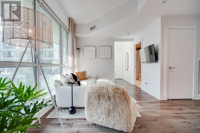 Building Photo - 199 Richmond St W