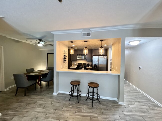 Kitchen with bar - 838 Pine Ave