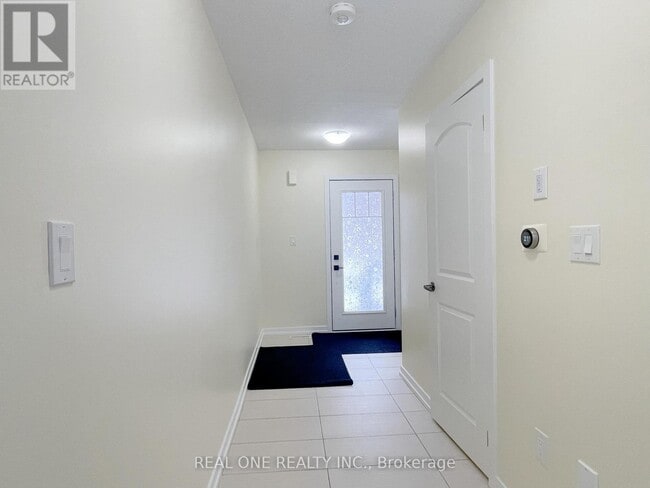 Building Photo - 7 Hedges Cres