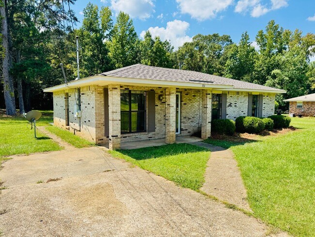 Building Photo - MUST SEE !!3 Bedroom with Location and mor...