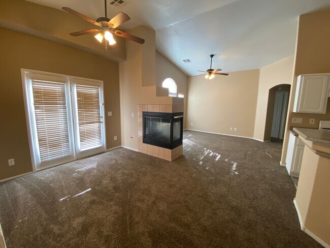 Foto del edificio - 2 bed townhome in Henderson