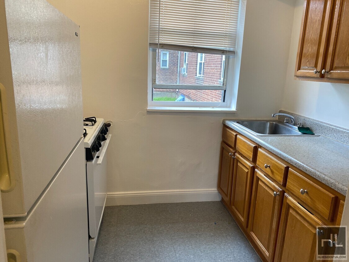 Building Photo - Spacious One Bedroom in Auburndale/Bayside
