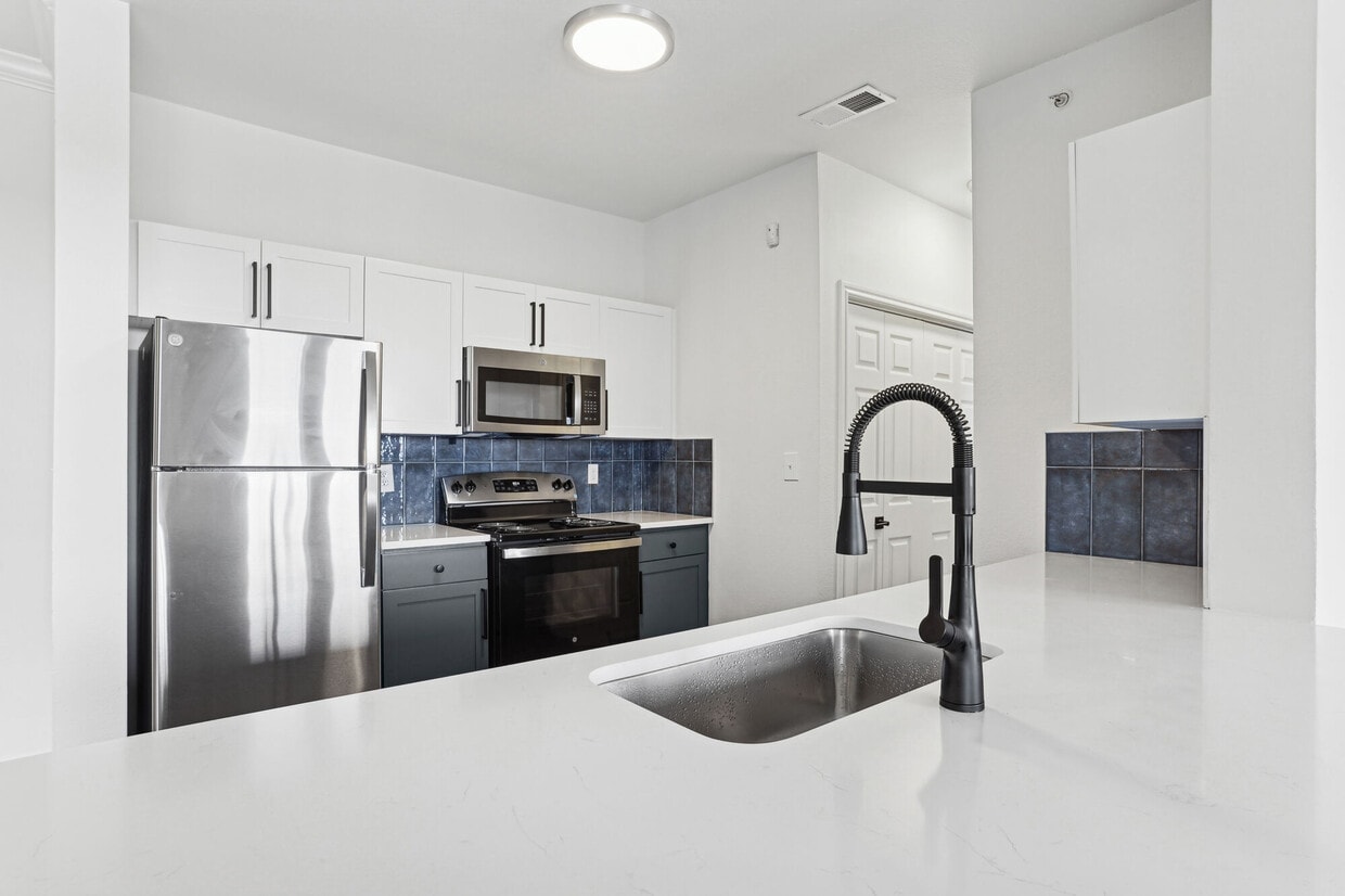 Primary Photo - Lauren