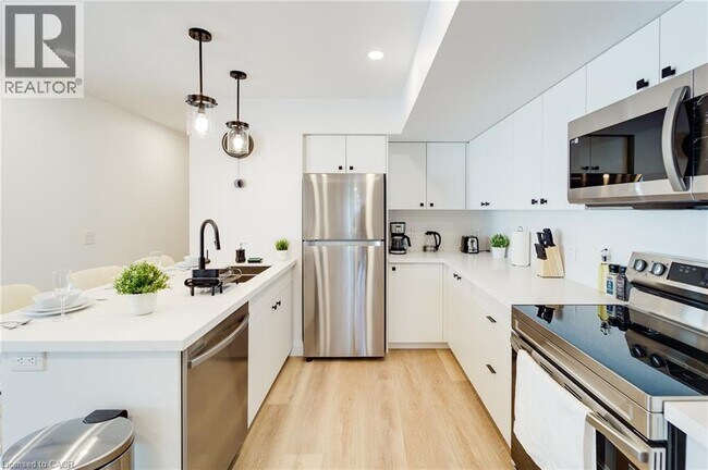 Photo du bâtiment - 823 Stirling Ave S