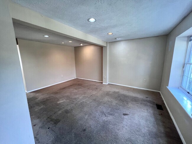 Building Photo - Lovely 3Bedroom Townhome in Queen Anne Vil...