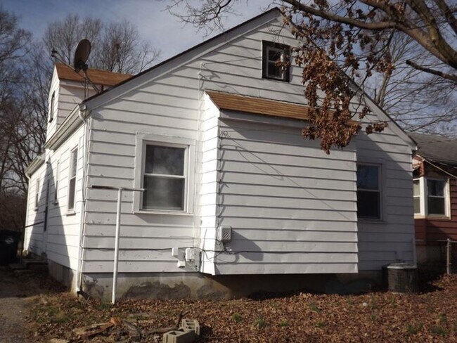 Building Photo - 24 Stafford Ave