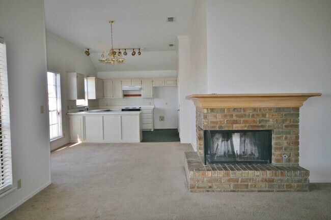 Building Photo - Spacious Brick Home!  Zia School District