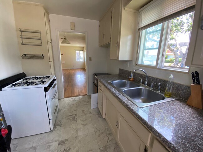 Cocina - 8836 Ramsgate Ave
