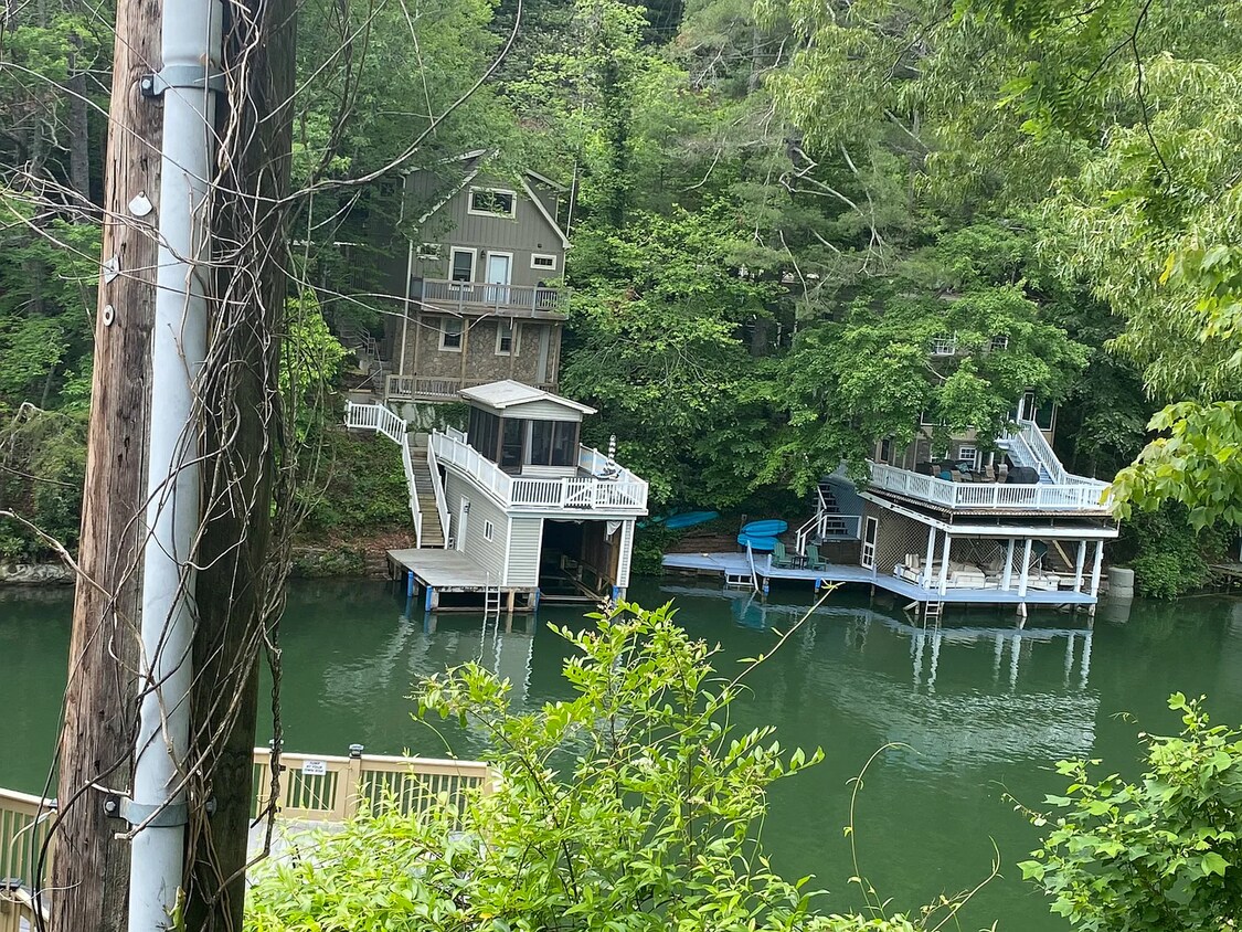 Primary Photo - This lakefront house