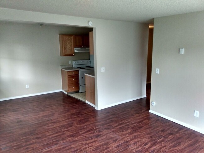 Foto del edificio - 2 bedroom, 1 bath upstairs apartment - Gra...
