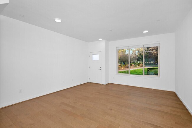 Foto del edificio - Bellevue spacious townhome living - 2 car garage