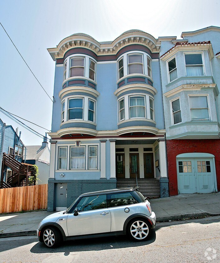 Building Photo - 115-121 Henry St
