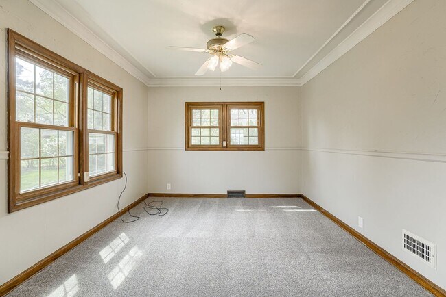 Building Photo - Happy Hollow 3 Bedroom!!