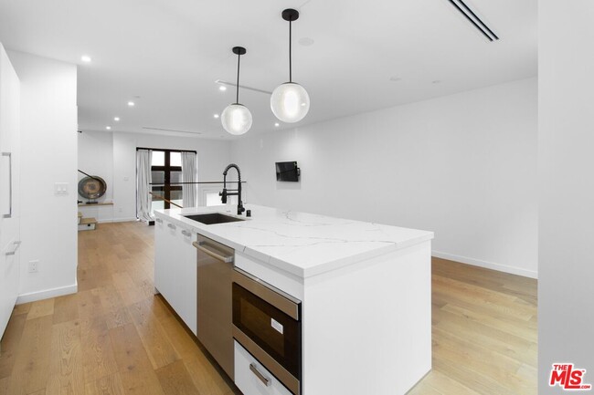 Building Photo - 1410 N Poinsettia Pl