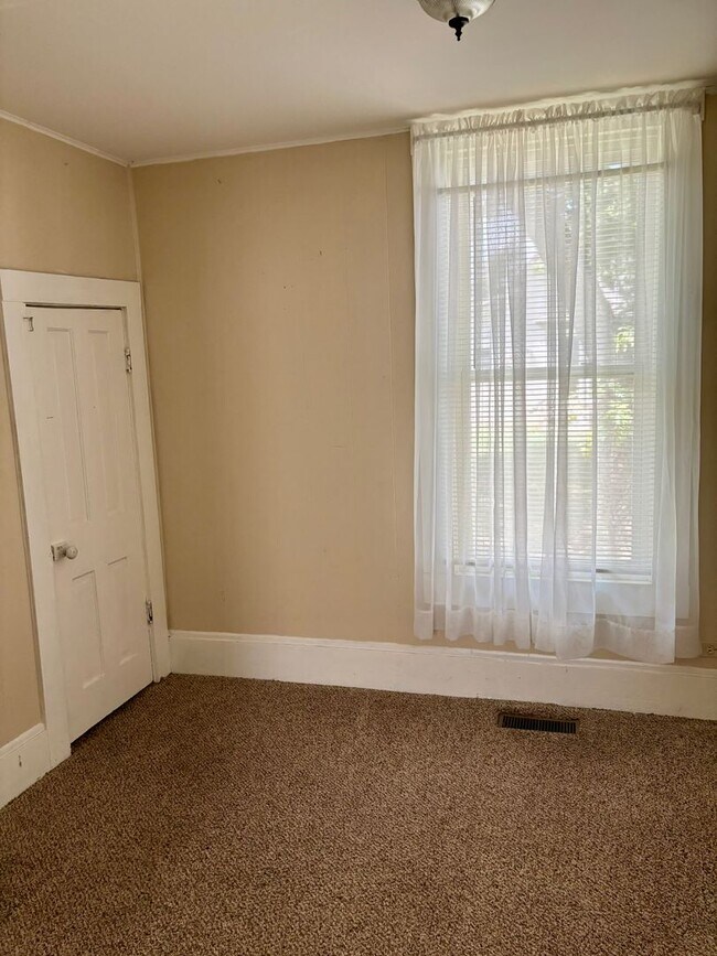 Building Photo - Check Out This 2-Bed/1.5-Bath House in Blu...