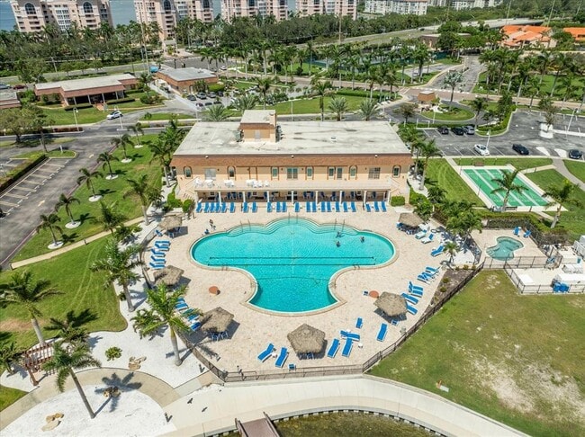 Foto del edificio - 5200 Brittany Dr S