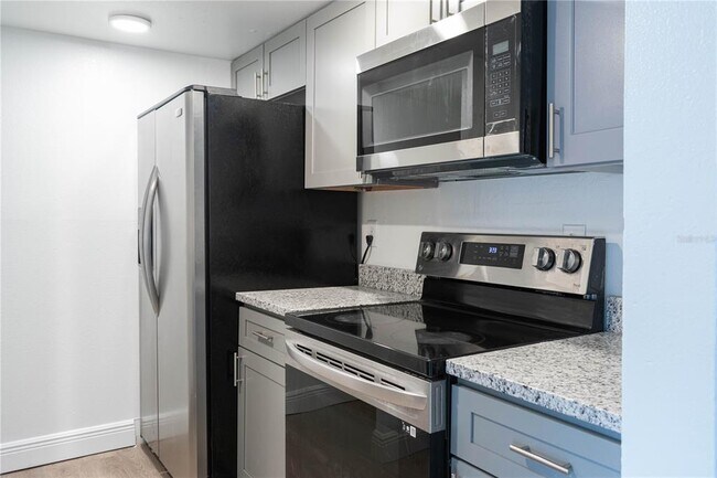 Foto del edificio - 814 Sky Lake Cir