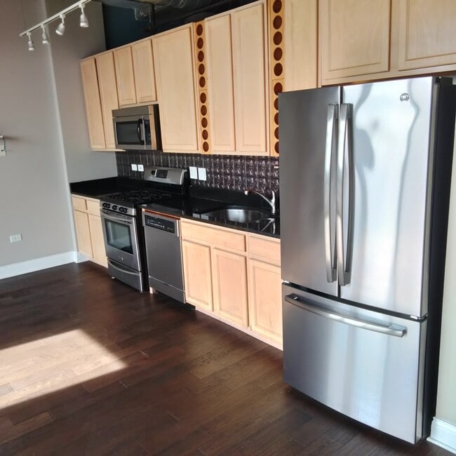 Building Photo - 1550 S Blue Island Ave