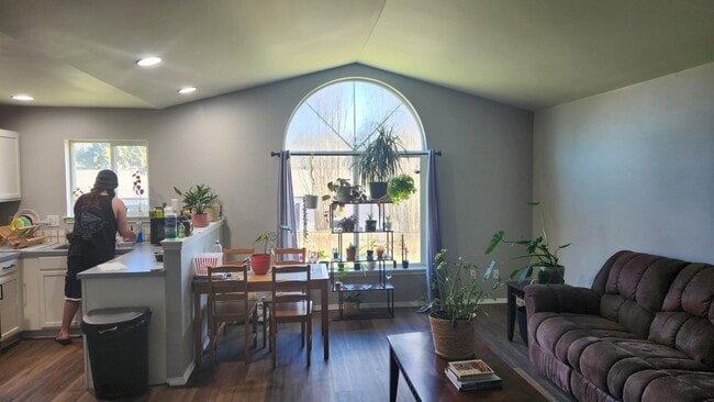 Building Photo - 4 Bedroom 2 Bath w/ Garage close to Wahtcom Falls Park