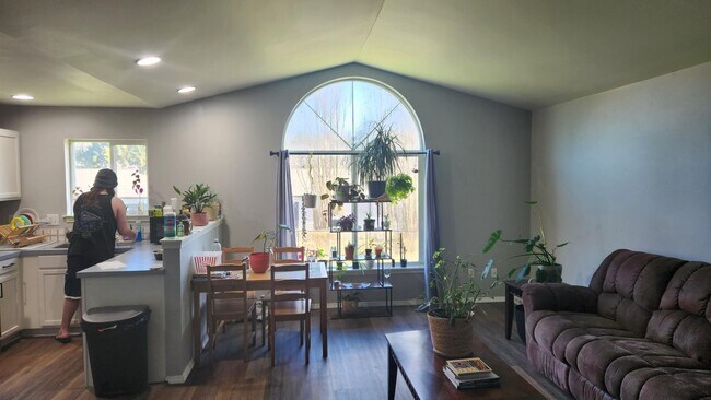 Foto del edificio - 4 Bedroom 2 Bath w/ Garage close to Wahtcom Falls Park